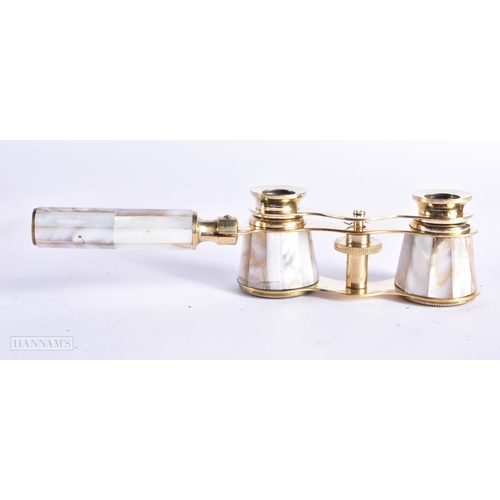 750 - A PAIR OF MOTHER OF PEARL OPERA GLASSES. 18 cm x 8 cm extended.