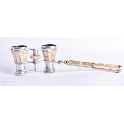 751 - A PAIR OF MOTHER OF PEARL OPERA GLASSES. 18 cm x 8 cm extended.