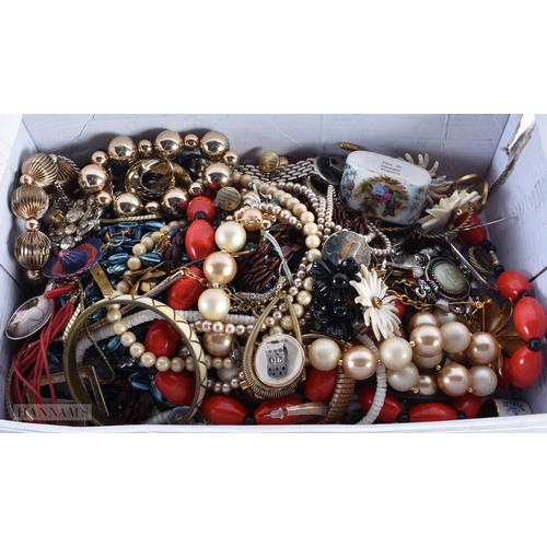 752 - ASSORTED JEWELLERY AND WATCHES. (qty)