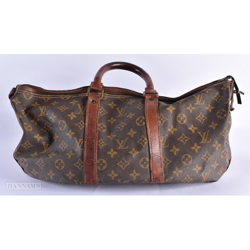 761 - A LOUIS VUITTON LEATHER BAG. 42 cm wide.