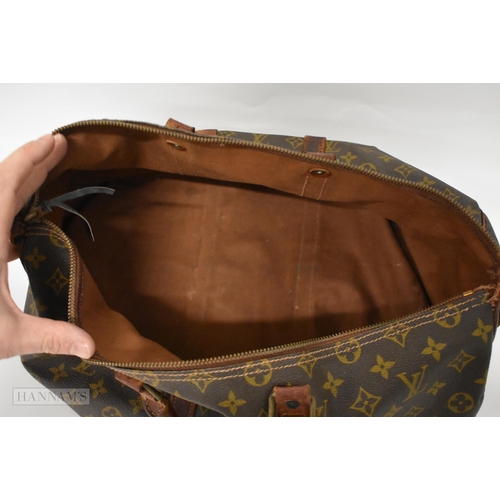 761 - A LOUIS VUITTON LEATHER BAG. 42 cm wide.