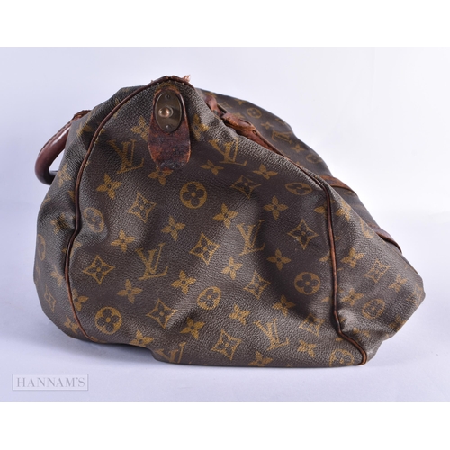 761 - A LOUIS VUITTON LEATHER BAG. 42 cm wide.