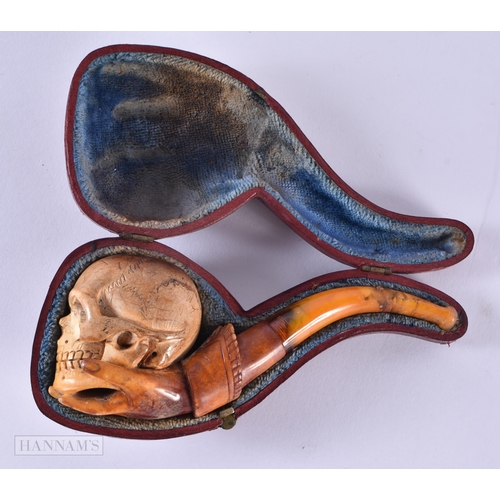 790 - AN ANTIQUE SKULL MEERSCHAUM PIPE. 14 cm long.