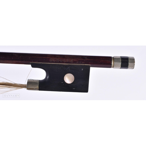 815 - A VIOLIN BOW by Schultz. 72 cm long.