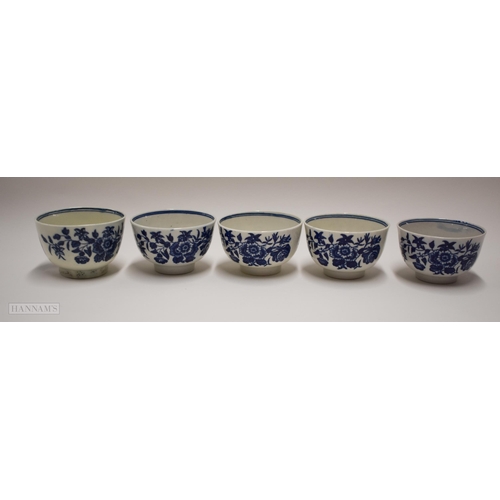 826 - 18th century Worcester tea service printed in blue with three flowers; teapot and cover, slop bowl, ... 