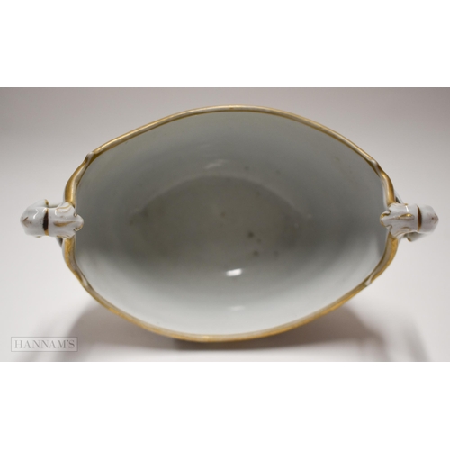 852 - Early 19th century Flight Barr and Barr pudding basin beautifully painted with flowers surrounded by... 