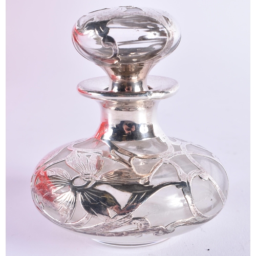 1087 - AN ART NOUVEAU SILVER OVERLAID GLASS SCENT BOTTLE. 166 grams overall. 8.75 cm x 7.5 cm.