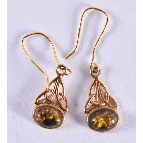 1089 - A PAIR OF YELLOW METAL AND AMBER EARRINGS. 1.5 grams. 3.25 cm x 1 cm.