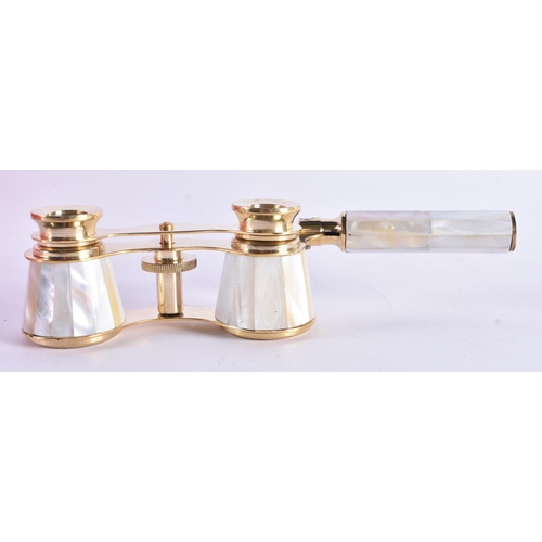 1094 - A PAIR OF MOTHER OF PEARL OPERA GLASSES. 18 cm x 8 cm extended.