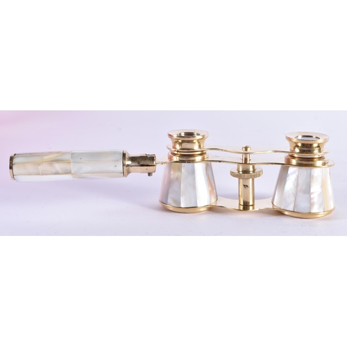 1095 - A PAIR OF MOTHER OF PEARL OPERA GLASSES. 18 cm x 8 cm extended.