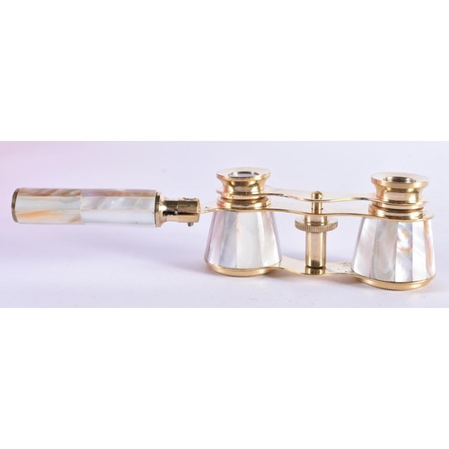 1097 - A PAIR OF MOTHER OF PEARL OPERA GLASSES. 18 cm x 8 cm extended.