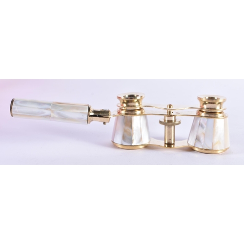 1098 - A PAIR OF MOTHER OF PEARL OPERA GLASSES. 18 cm x 8 cm extended.