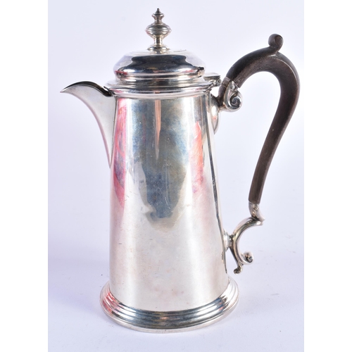 1100 - AN EDWARDIAN SILVER CHOCOLATE POT. Sheffield 1901. 421 grams.