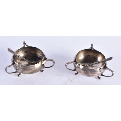 1380 - A PAIR OF ART NOUVEAU CASED SILVER SALTS. Sheffield 1900. 55 grams. 6.5 cm x 3 cm.