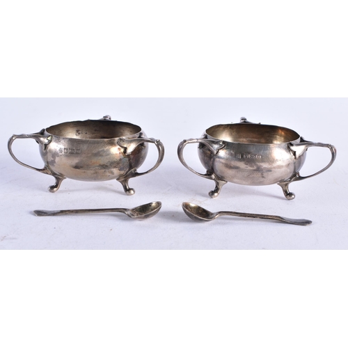 1380 - A PAIR OF ART NOUVEAU CASED SILVER SALTS. Sheffield 1900. 55 grams. 6.5 cm x 3 cm.