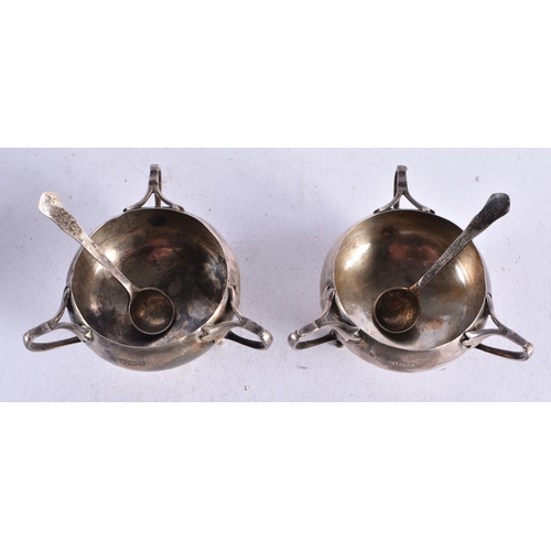 1380 - A PAIR OF ART NOUVEAU CASED SILVER SALTS. Sheffield 1900. 55 grams. 6.5 cm x 3 cm.