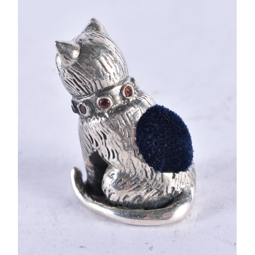 1656 - A SILVER CAT PIN CUSHION. 13.3 grams. 2.5 cm x 2 cm.