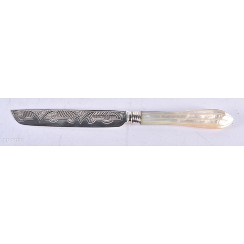 1813 - A VICTORIAN SILVER AND MOTHER OF PEARL SPOON. 48 grams. 21 cm wide.