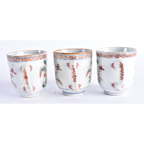 2064 - THREE LATE 17TH/18TH CENTURY CHINESE EXPORT PORCELAIN CUPS Late Kangxi/Yongzheng. 6 cm high. (3)