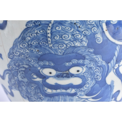 2073 - A LARGE 19TH CENTURY CHINESE BLUE AND WHITE PORCELAIN VASE Kangxi style. 40 cm high.