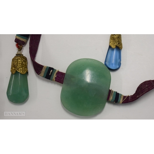 2864 - A 19TH CENTURY CHINESE JADE AND GLASS COURT NECKLACE Qing. 50 cm