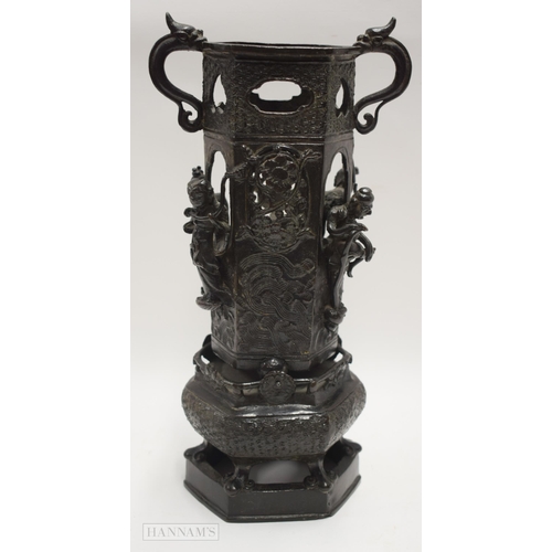 2865 - A LARGE 17TH/18TH CENTURY CHINESE BRONZE VASE Ming. 27 cm high