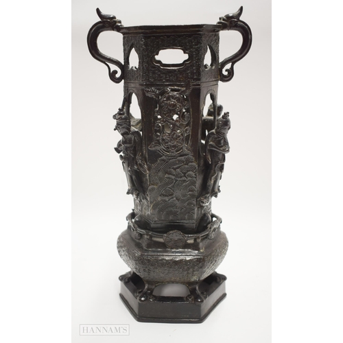 2865 - A LARGE 17TH/18TH CENTURY CHINESE BRONZE VASE Ming. 27 cm high