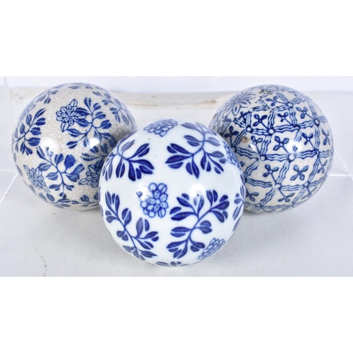 3100 - A vintage envelope moisturizer together with three porcelain balls 17cm (4).