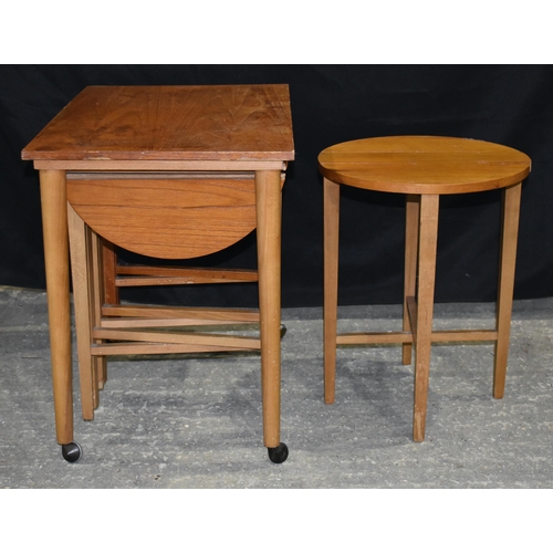 3235 - After Poul Hundevad a vintage nest of 5 small tables 57 x 62 x 42cm