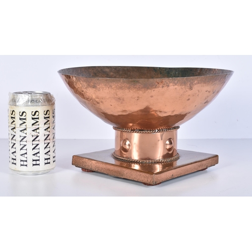 3370 - An Arts and Crafts hammered copper centrepiece 15 x 25.5cm.