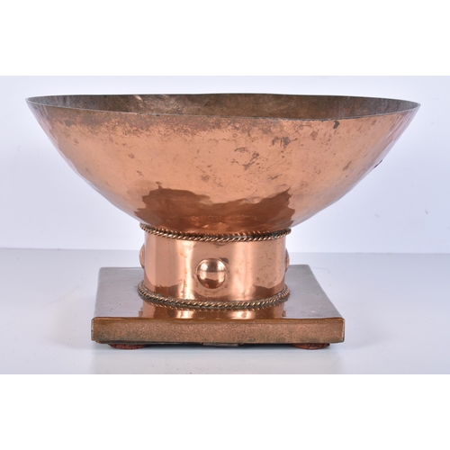 3370 - An Arts and Crafts hammered copper centrepiece 15 x 25.5cm.