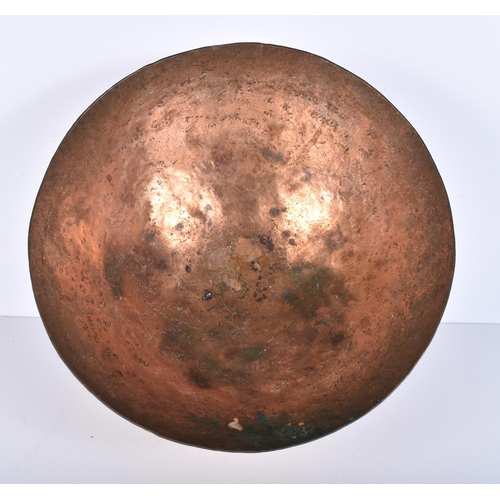 3370 - An Arts and Crafts hammered copper centrepiece 15 x 25.5cm.