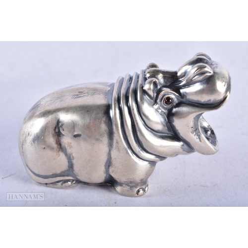 3908 - A Continental Silver Model of a Hippo. Stamped 84. 7.7cm x 4.9cm x 3.3cm, weight 68.6g