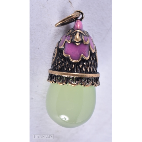 3911 - A Continental Silver Gilt and Jade Chick and Egg Pendant. Stamped 84. 3.2cm x 1.2cm, weight 8.4g