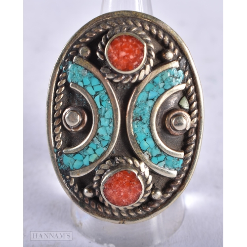 3979 - A South East Asian Turquoise and Coral Ring. Size T, weight 25.6g