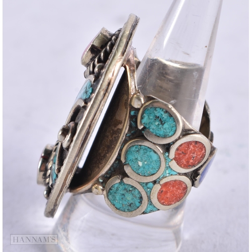 3979 - A South East Asian Turquoise and Coral Ring. Size T, weight 25.6g