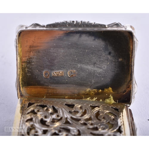 3999 - A Silver Vinaigrette by Nathaniel Mills Hallmarked Birmingham 1929. 3.8cm x 2.8cm x 0.9cm, weight 20... 