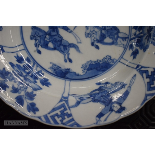 2000 - A FINE 17TH CENTURY CHINESE BLUE AND WHITE PORCELAIN DISH Kangxi mark and period, painted with figur... 