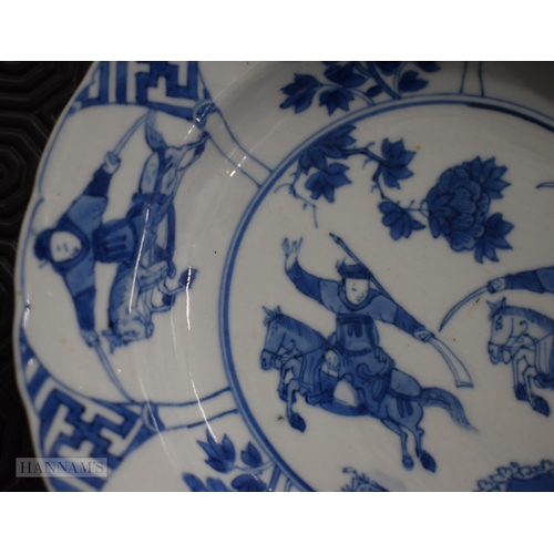 2000 - A FINE 17TH CENTURY CHINESE BLUE AND WHITE PORCELAIN DISH Kangxi mark and period, painted with figur... 