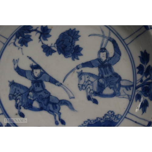 2000 - A FINE 17TH CENTURY CHINESE BLUE AND WHITE PORCELAIN DISH Kangxi mark and period, painted with figur... 