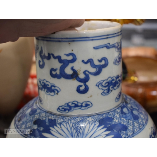 2073 - A LARGE 19TH CENTURY CHINESE BLUE AND WHITE PORCELAIN VASE Kangxi style. 40 cm high.