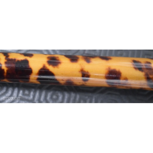 291 - AN EARLY VICTORIAN YELLOW METAL MOUNTED TORTOISESHELL WALKING CANE. 91 cm long.