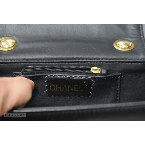 649 - A CHANEL HANGBAG. Bag 18 cm x 15 cm.