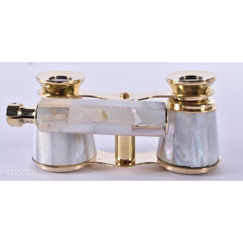 123 - A PAIR OF MOTHER OF PEARL OPERA GLASSES. 18cm x 8 cm extended.