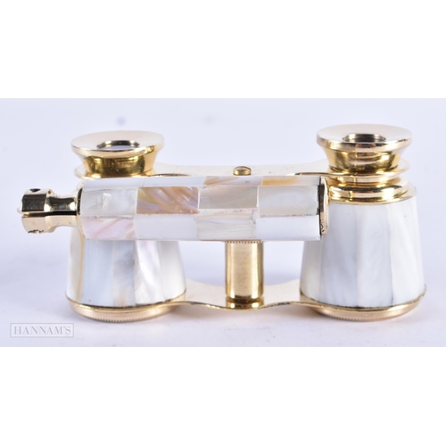 125 - A PAIR OF MOTHER OF PEARL OPERA GLASSES. 18cm x 8 cm extended.