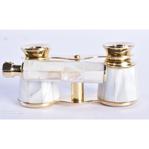 129 - A PAIR OF MOTHER OF PEARL OPERA GLASSES. 18cm x 8 cm extended.