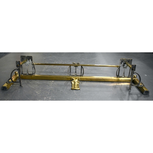 141 - A LOVELY ARTS AND CRAFTS ENGLISH BRASS FIRESIDE FENDER of stylish form. 130 cm x 38cm.