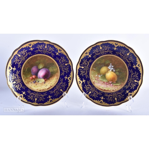 160 - A FINE PAIR OF 19TH CENTURY COALPORT CABINET PLATES by Chivers. 22cm wide.