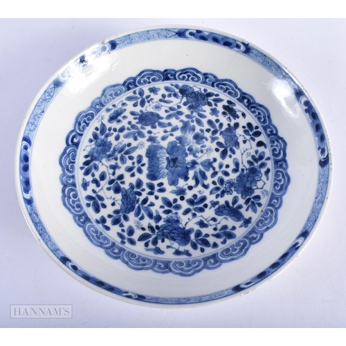 185 - A 17TH CENTURY CHINESE BLUE AND WHITE PORCELAIN DISH Kangxi, bearing Chenghua marks to base. 20 cm d... 