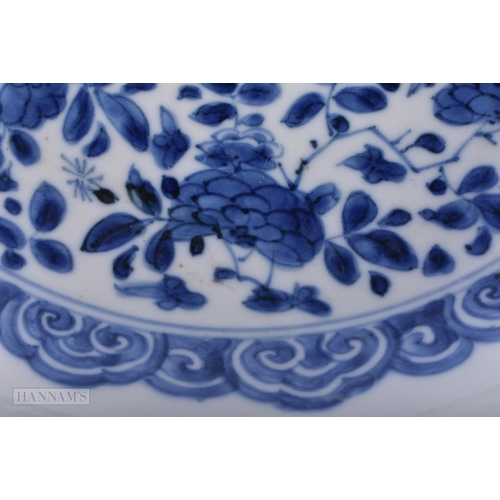 185 - A 17TH CENTURY CHINESE BLUE AND WHITE PORCELAIN DISH Kangxi, bearing Chenghua marks to base. 20 cm d... 